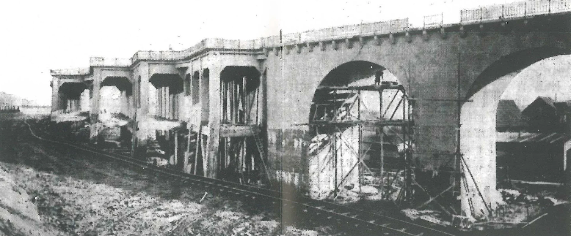Historische Aufnahme der Bahnbauten am Hauptbahnhof.