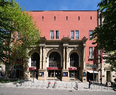 Eingang und Fassade des Metropol Kinos in Stuttgart.