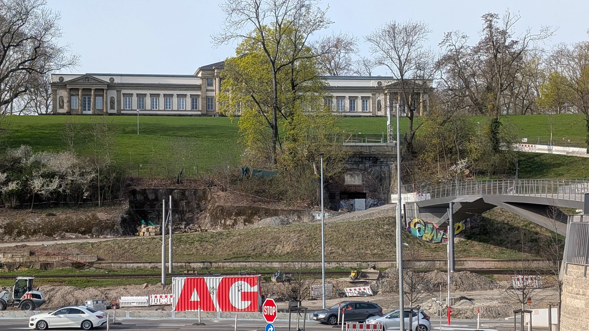 Rosenstein-Tunnelportal, B10 und Schloss.