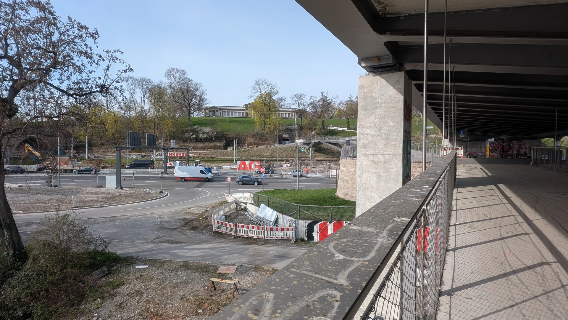 Tunnelportal, Brücke und Schloss Rosenstein im Zusammenhang.