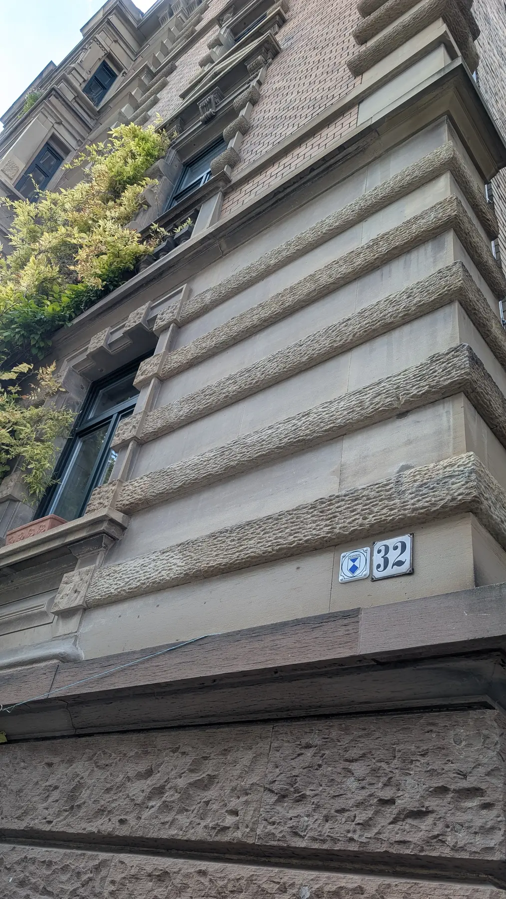 Denkmalplakette an der Fassade Kernerstraße 32 in Stuttgart