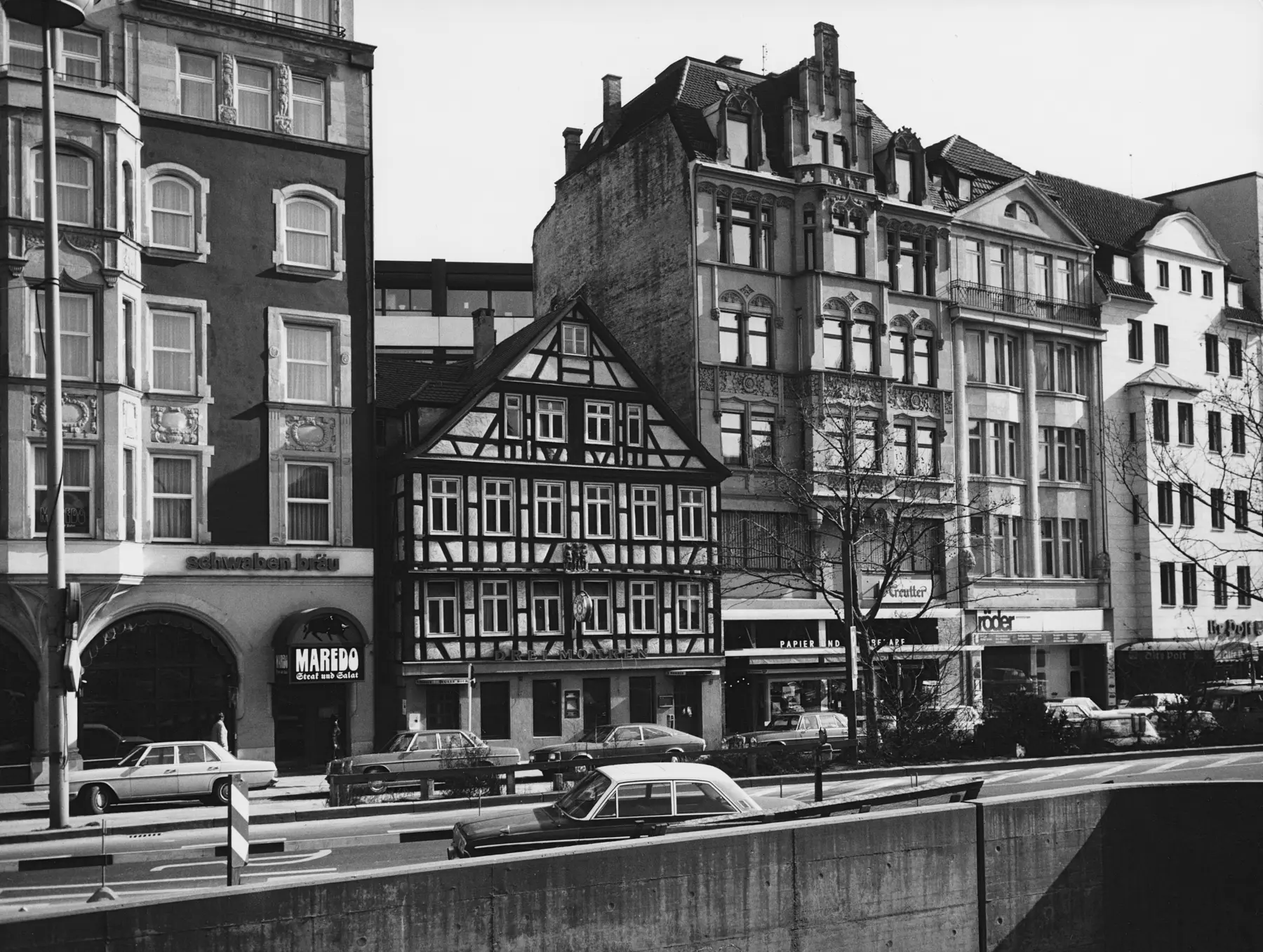 Historische Straßenansicht der Friedrichstraße mit dem Gebäude Drei Mohren