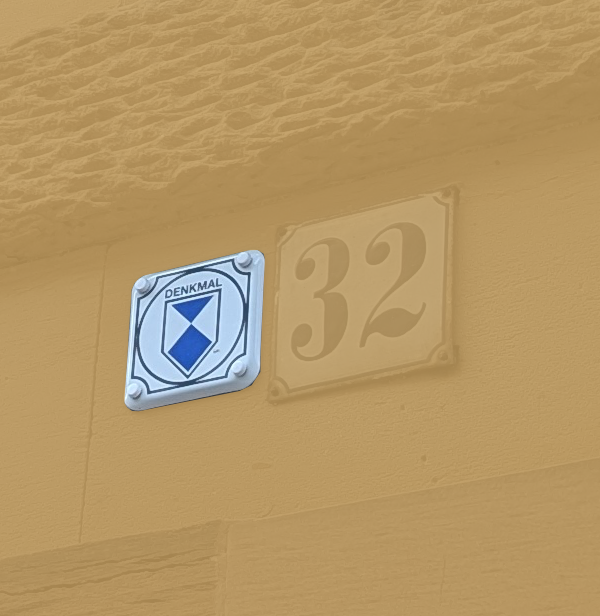 Denkmal Plakette und Hausnummer